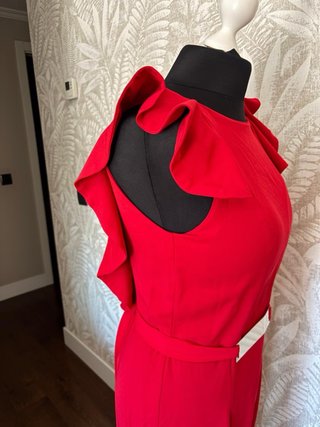 Mono rojo mujer con cinturón dorado
