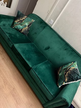 Sofá verde de terciopelo