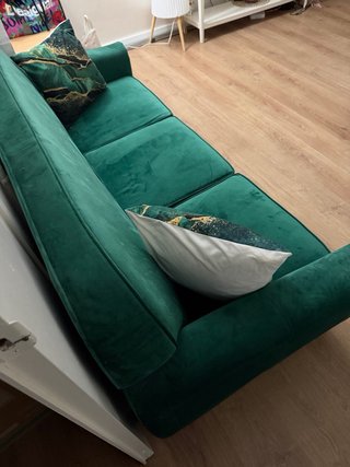 Sofá verde de terciopelo