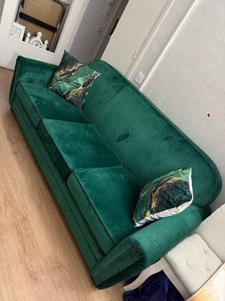 Sofá verde de terciopelo