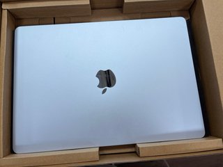 Apple 2025 MacBook Air de 15 Pulgadas #J7GR4J
