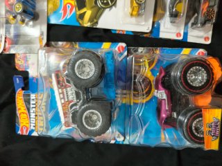 Hotwheels Premium Monster Trucks y Base Sellados