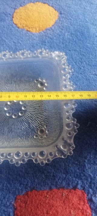 Bol cuadrado de cristal con borde de burbujas