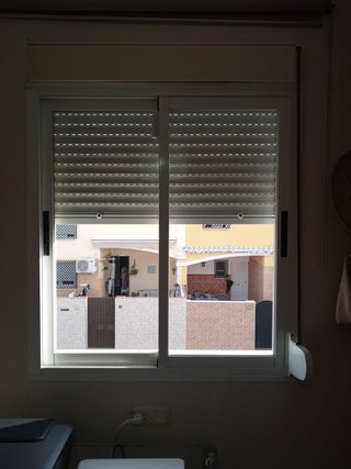 3 ventanas correderas con persianas 1x1m