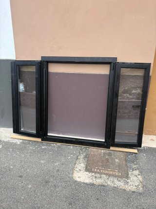 Ventana negra abatible