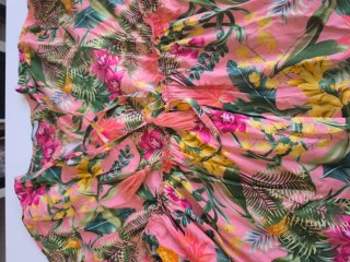 Camicia floreale rosa con maniche a campana
