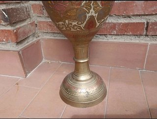 Jarrón de metal dorado con motivos florales