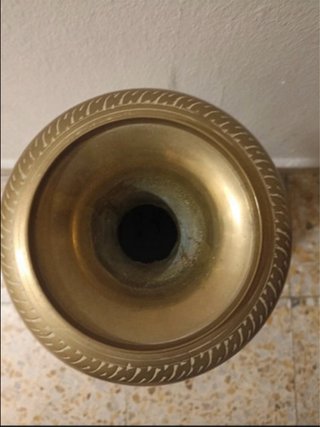 Jarrón de metal dorado con motivos florales
