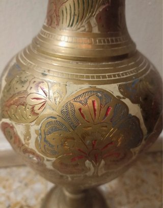Jarrón de metal dorado con motivos florales