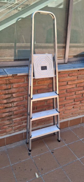 Escalera plegable de aluminio