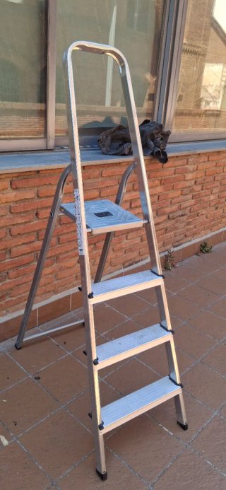 Escalera plegable de aluminio