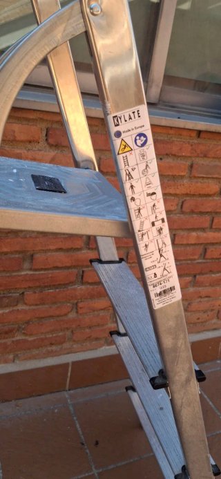 Escalera plegable de aluminio