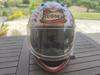 Casco Suomy con diseño de llamas