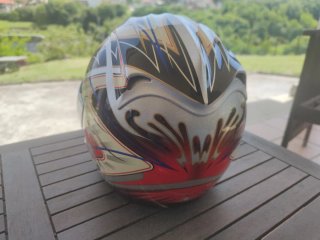 Casco Suomy con diseño de llamas