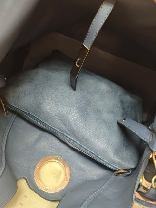 Bolso piel celeste con cartera y doble asa