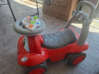 Passeggino Chicco rosso e giallo con forma di auto