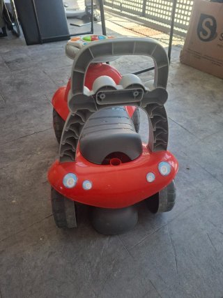 Passeggino Chicco rosso e giallo con forma di auto
