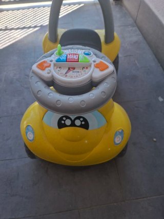 Passeggino Chicco rosso e giallo con forma di auto