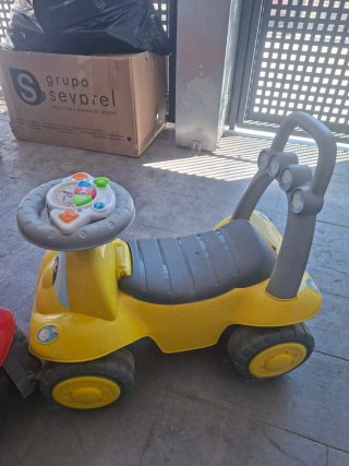Passeggino Chicco rosso e giallo con forma di auto
