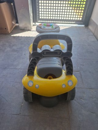 Passeggino Chicco rosso e giallo con forma di auto