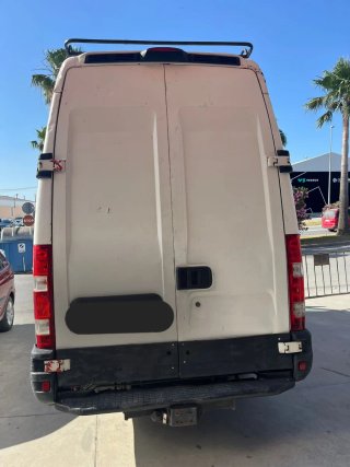 Furgoneta Iveco averiada para camperizar