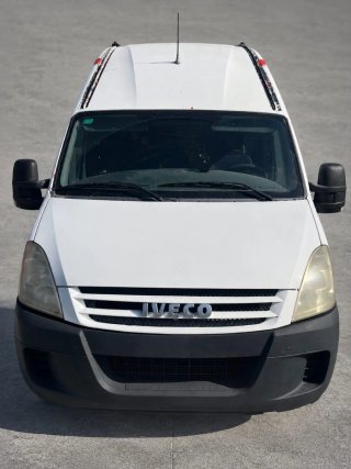 Furgoneta Iveco averiada para camperizar