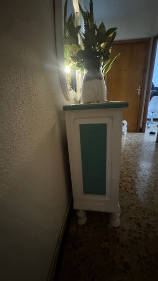 Mueble de entrada blanco y verde com espejo