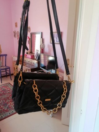 Borsa tracolla nera trapuntata con catena