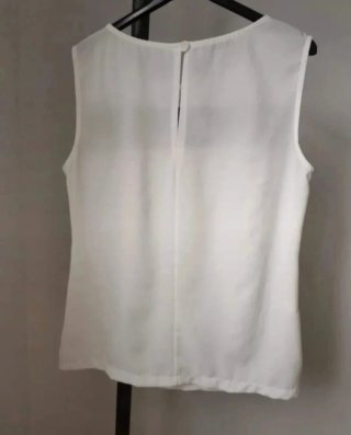 Blusa blanca con encaje de cuero negro