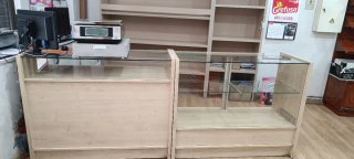 2 Mostradores de madera y cristal