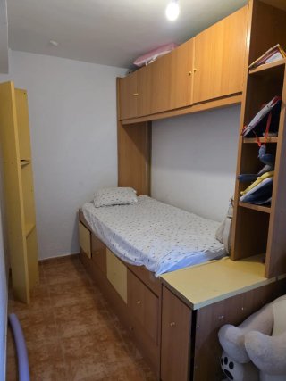 Cama nido con cajones y estantería