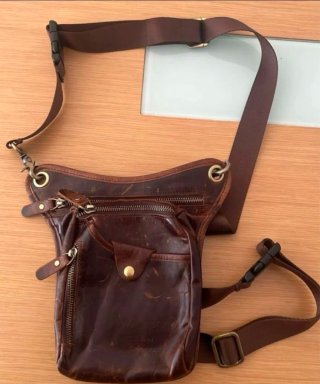 Bolso de pierna de cuero marrón