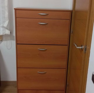 Zapatero de madera marrón