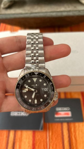 Seiko 5 Sports GMT Negro y Oro