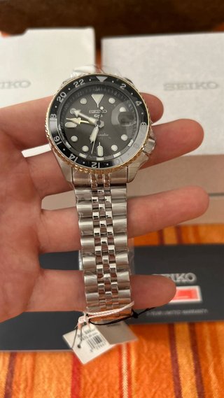 Seiko 5 Sports GMT Negro y Oro