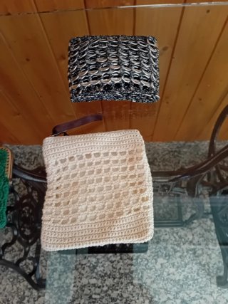 Monederos hechos con anillas de latas