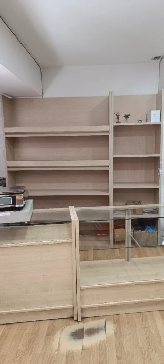Estantería de madera beige