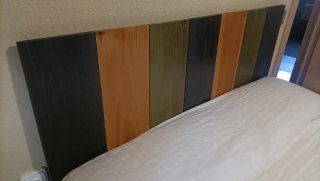 Cabecero de cama de madera multicolor.