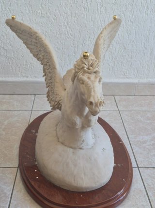 Escultura Pegaso Beige Piedra y Madera