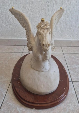 Escultura Pegaso Beige Piedra y Madera