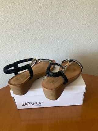 Sandalias cuña negras y doradas