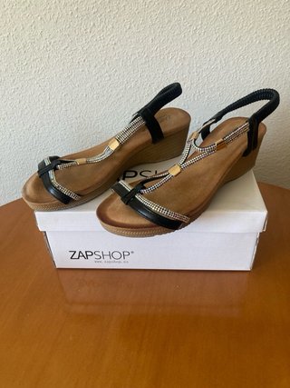 Sandalias cuña negras y doradas