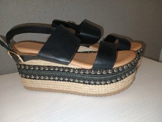 Cuñas negras yute con tachuelas