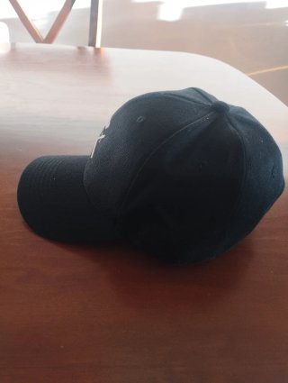 Gorra negra con escudo bordado