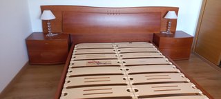 Cama madera con mesitas y lámparas