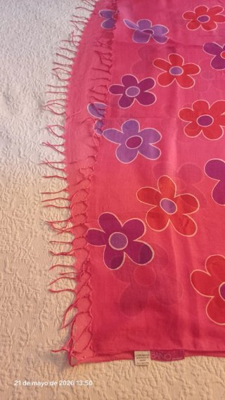 Pareo de playa con flores BAÑO Corte Inglés.