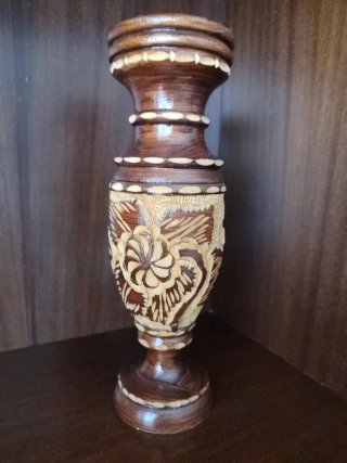 Jarrón de madera tallada