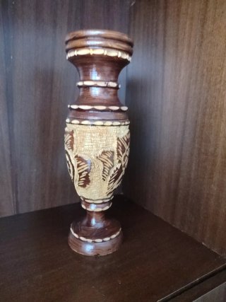 Jarrón de madera tallada