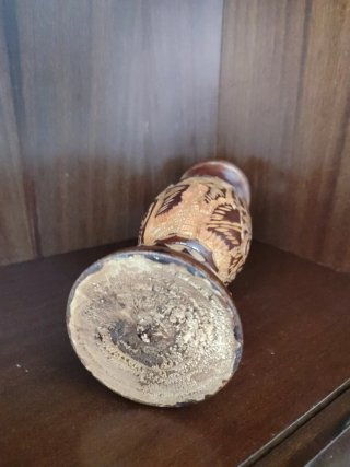 Jarrón de madera tallada