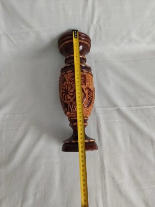 Jarrón de madera tallada